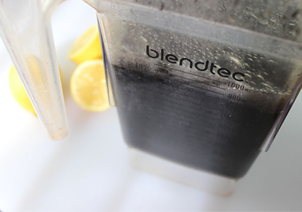 blending-homemade-charcoal-lemonade